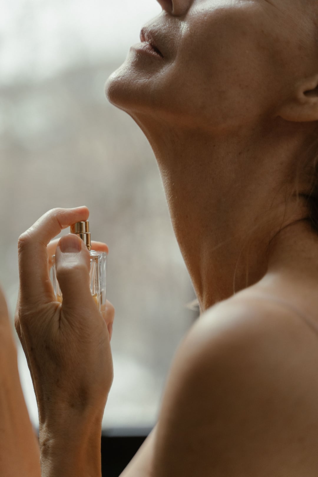 Appliquez votre parfum et votre crème avant de mettre le bijou. Les produits chimiques attaquent l'or.